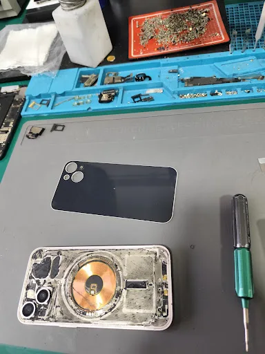 iphone 13 arka kapak değişim işlemi