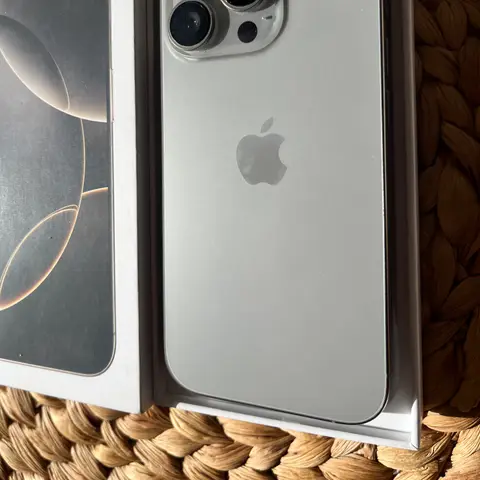 İzmir Karşıyaka Hira İletişim mağaza görseli